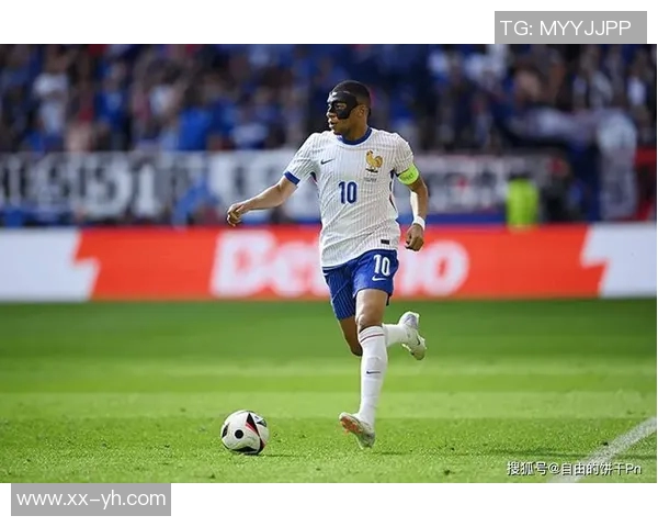 姆巴佩精彩过人遭对手推倒主裁对其进行严厉教育引发热议